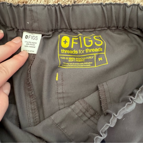 Figs Cargo Scrubs - Picture 3 of 5